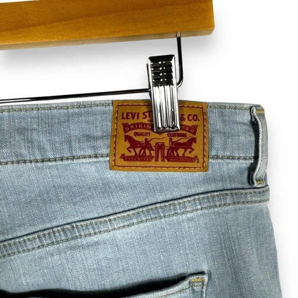 Levi's Classic Bermuda Casual Modest Shorts Jorts, Light Wash, Size 32W - Picture 7 of 10